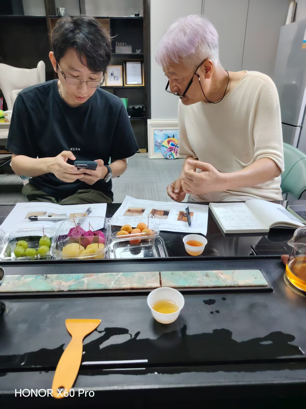 金珉植在拾刻展厅交流铜木工艺