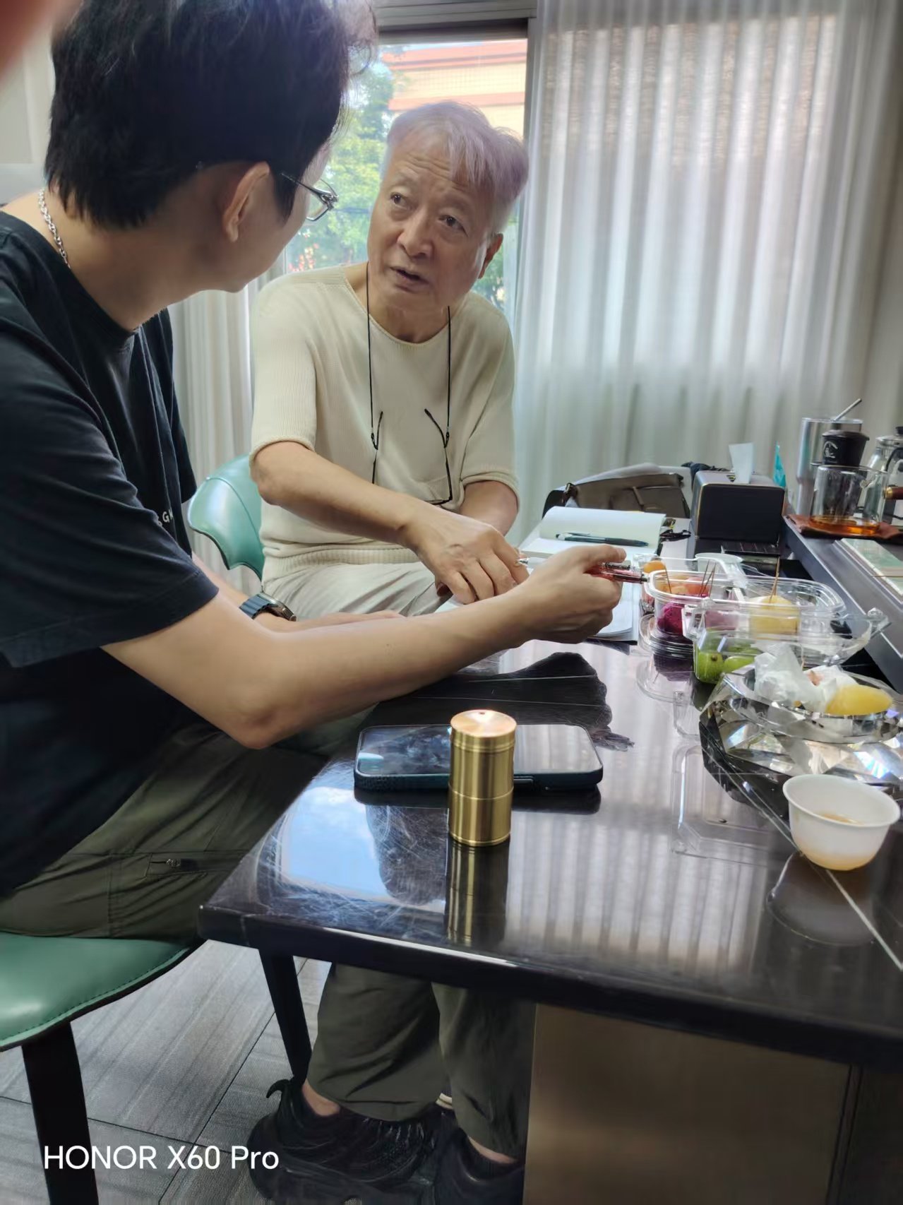 金珉植与拾刻团队讨论黄铜样品