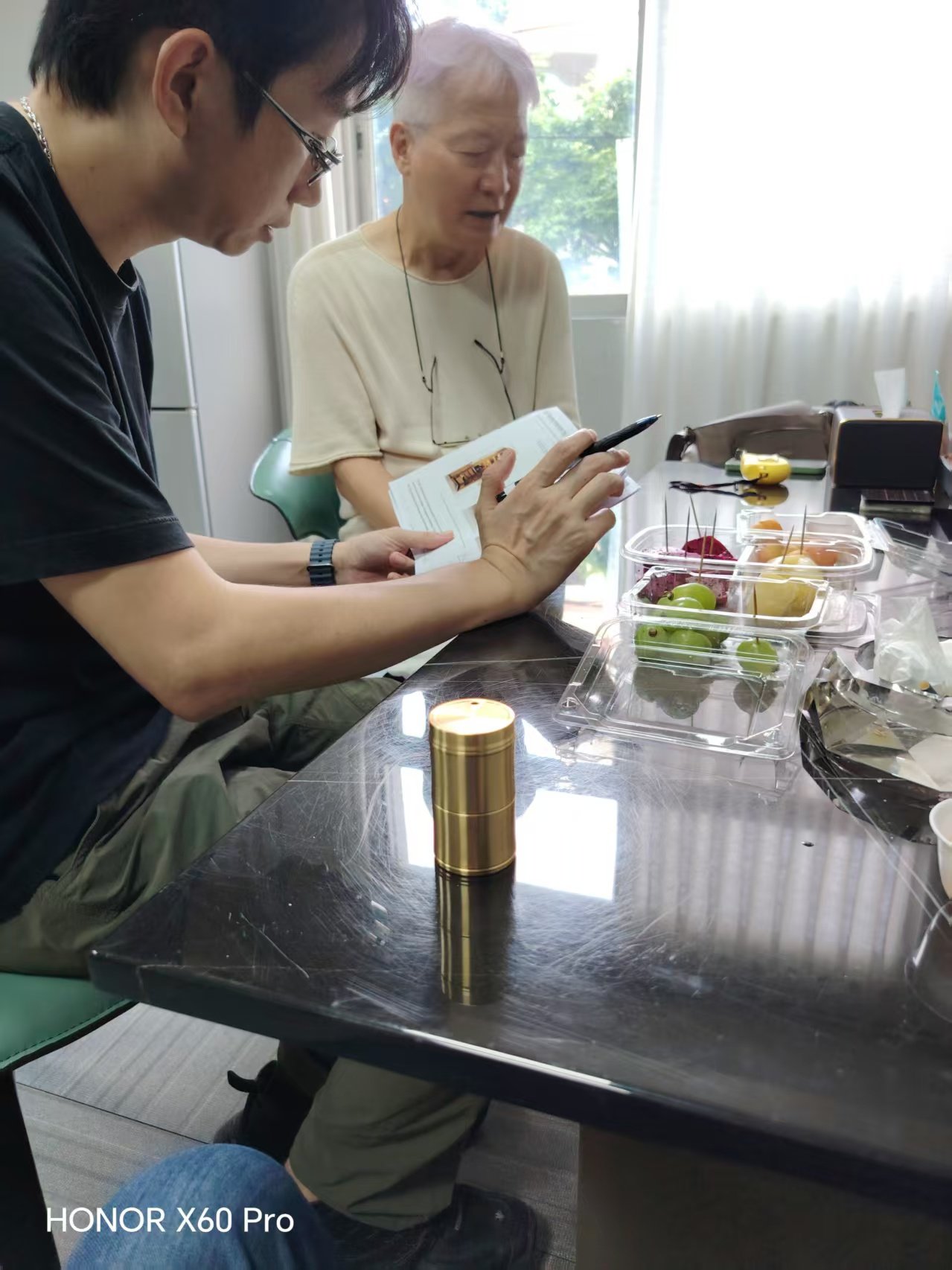金珉植翻阅拾刻工艺资料